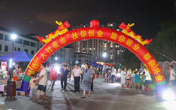 靖西市人社局開展專場招聘和夜市招聘為群眾提供就業機會