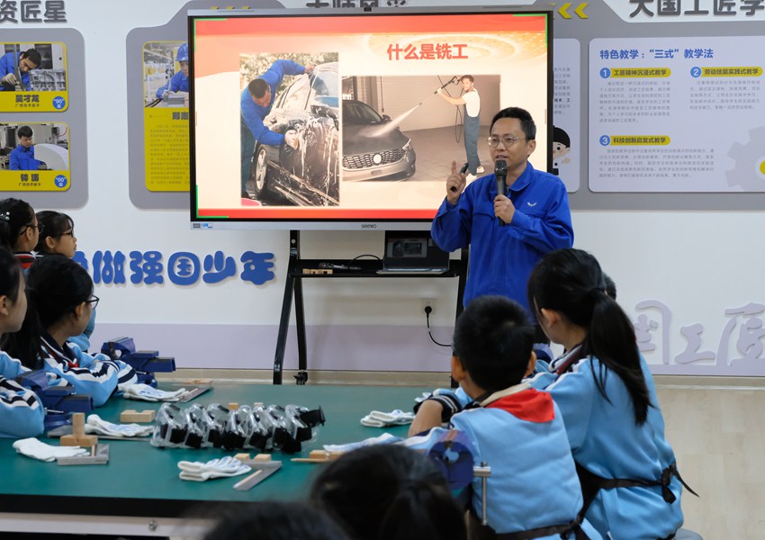 丘柳滨在工匠学堂为同学们带来了精彩的“工匠学堂第一课”。 韦劲延摄