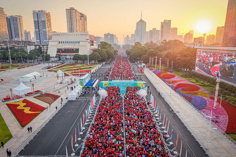 此次赛事吸引了来自全球各地的30000名选手。南宁马拉松组委会供图