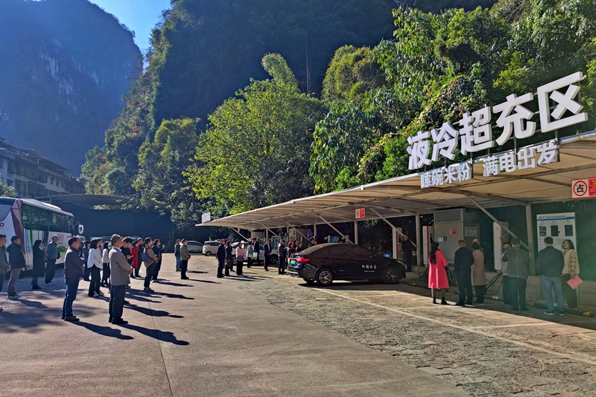 与会人员阳朔旅游停车场充电站。方凯摄