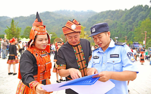 輔警在瑤鄉慶典活動中向群眾宣講反詐知識。荔浦市公安局供圖