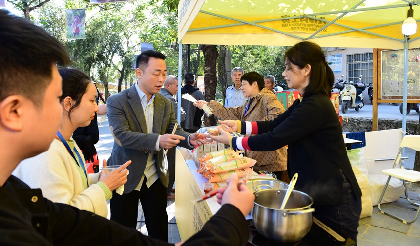 游客品尝牛腩粉