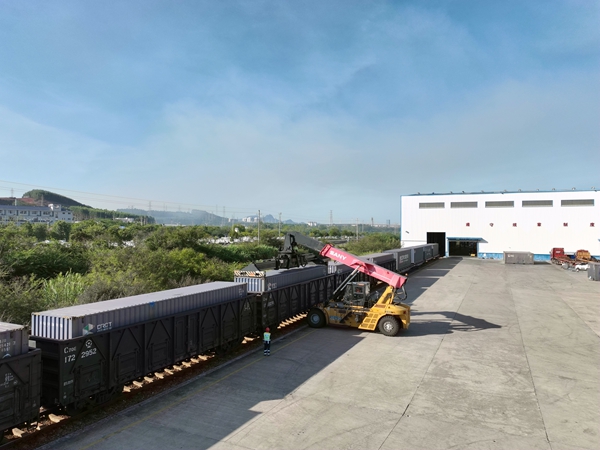 柳州雒容汽車基地集裝箱作業區正在進行吊裝作業。張文健攝