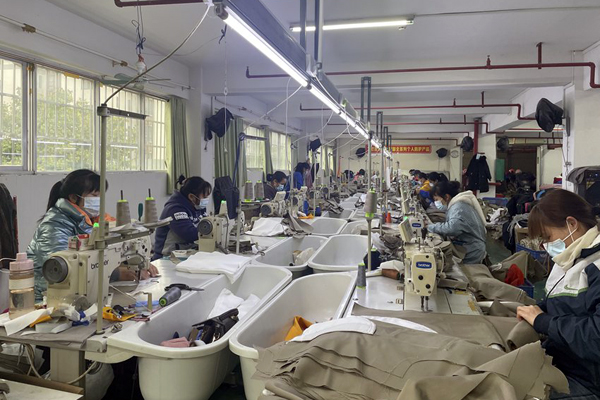 就业帮扶“微车间”开发建设为各族群众提供就业岗位。黄孝忠摄