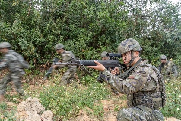 武警官兵快速挺進“目標”。