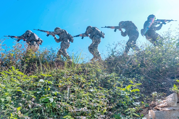 武警官兵開展班組戰術訓練。