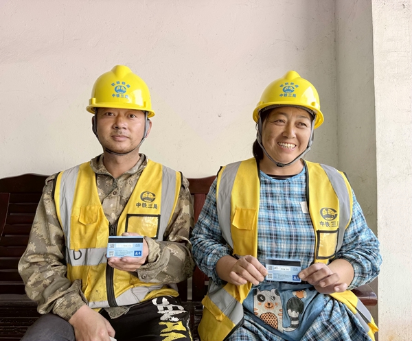 农民工拿到新办的银行卡。