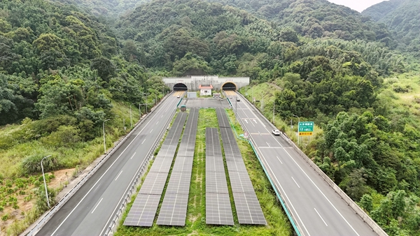 隧道进出口中央分隔带。
