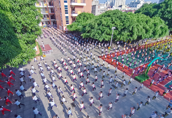 全体师生迎着阳光，和着音乐，齐做瑜伽操、韵律操。