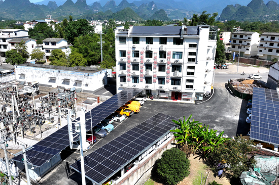 在桂林阳朔漓江核心景区近零碳示范区,已建成广西首个基于碳流分析的风光储直柔充零碳供电所。莫希涛摄