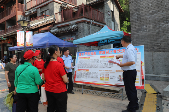 进社区开展制止餐饮浪费宣传。凌云县市场监督管理局供图