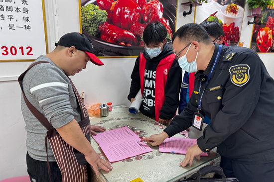 在餐饮店进行制止餐饮浪费宣传。凌云县市场监督管理局供图