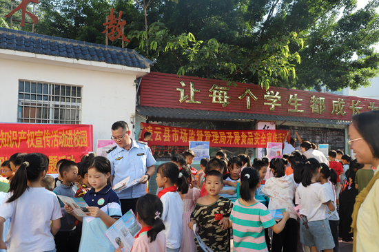 执法人员进学校开展制止餐饮浪费宣传。凌云县市场监督管理局供图