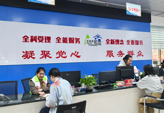 北海市海城区北部湾社区全科社工为居民办事。海城区委组织部供图