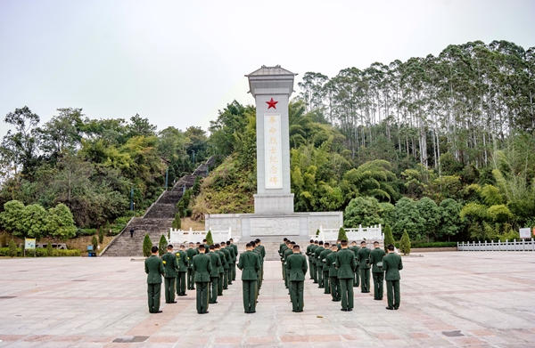 全体官兵肃立默哀。