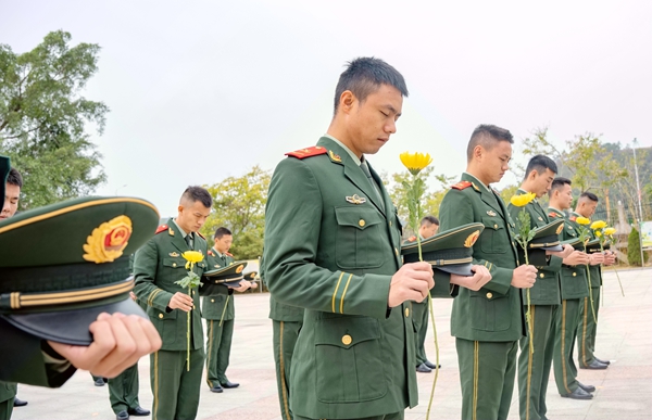 武警官兵肃立默哀。