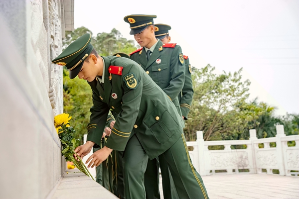 武警官兵敬献鲜花。