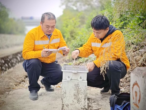 南宁通信段党员突击队在湘桂线区间对光纤通话柱进行细致检修。罗陆韬摄