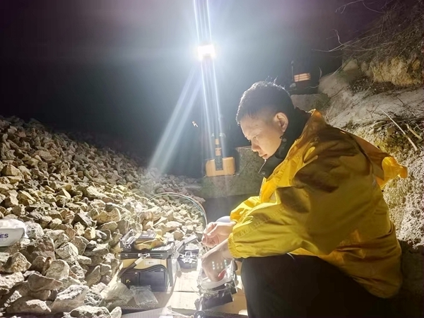 南宁通信段组织青年突击队对古竹至大岭区间开展冬季光缆专项排查整治。韦祥摄