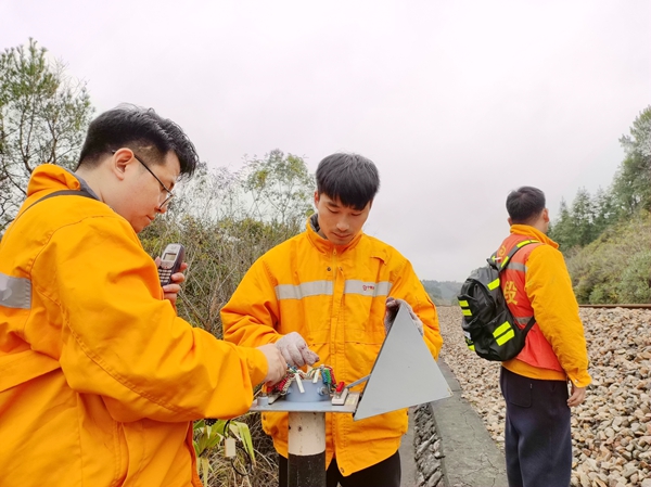 南宁通信职工对益湛线贺州至贺街区间通话柱设备进行检查试验。林涛摄