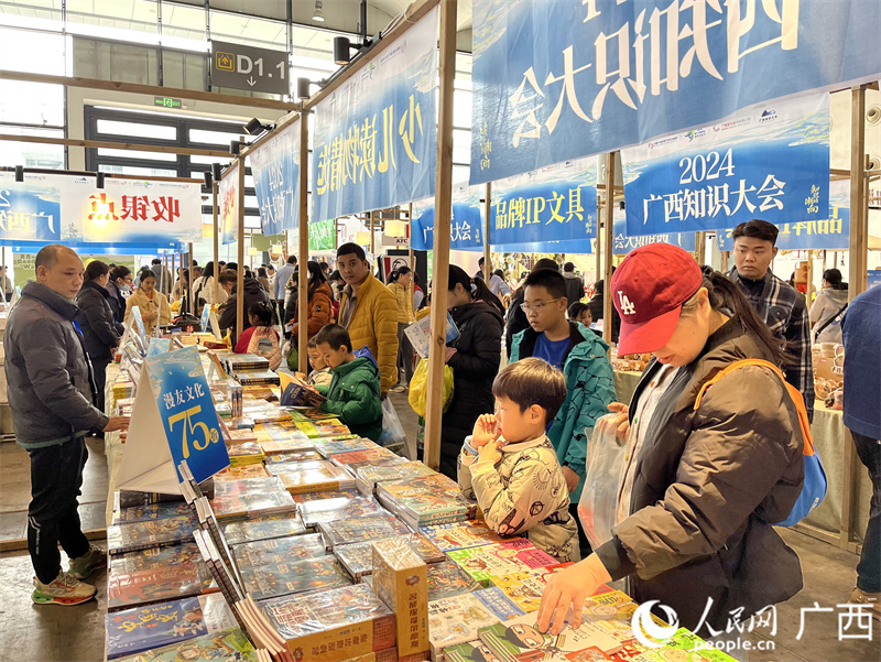 市民逛知识市集。人民网 韦欢摄