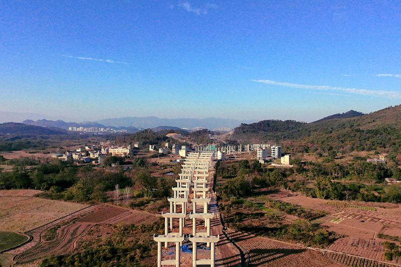 新修建的全灌高速链接城市与乡村，让城乡发展更加紧密相连，为乡村振兴注入新活力。