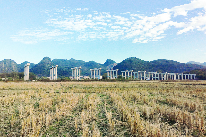 新修建的全灌高速让山区变坦途。