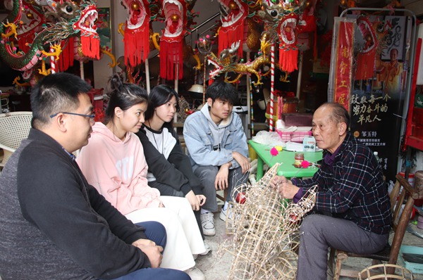 陈诚带领学生深入宾阳县采访并拍摄非遗短片