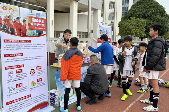 球員們現場試飲皇氏學生奶