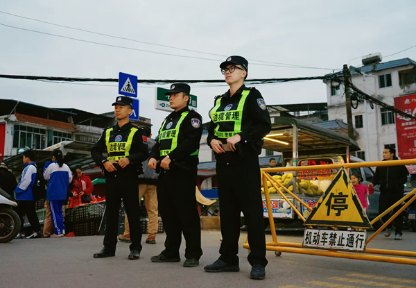 民警在校门路段维护秩序。下雷边境派出所供图