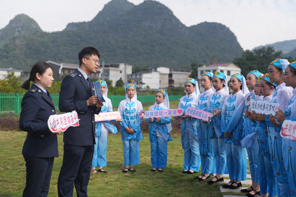 桂林市雁山区税务局“红石榴”党员服务队为回族青少年们介绍税收相关知识。胡文豪摄