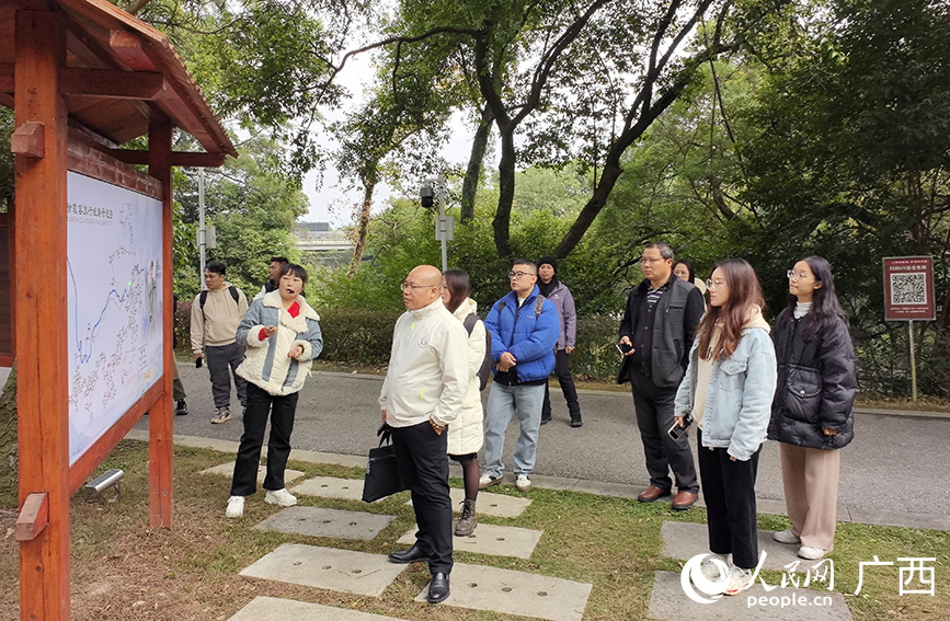 采风团在 。人民网 付华周摄