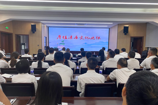 钦州烟草组织干部员工观看廉政教育宣传片。刘春辉摄