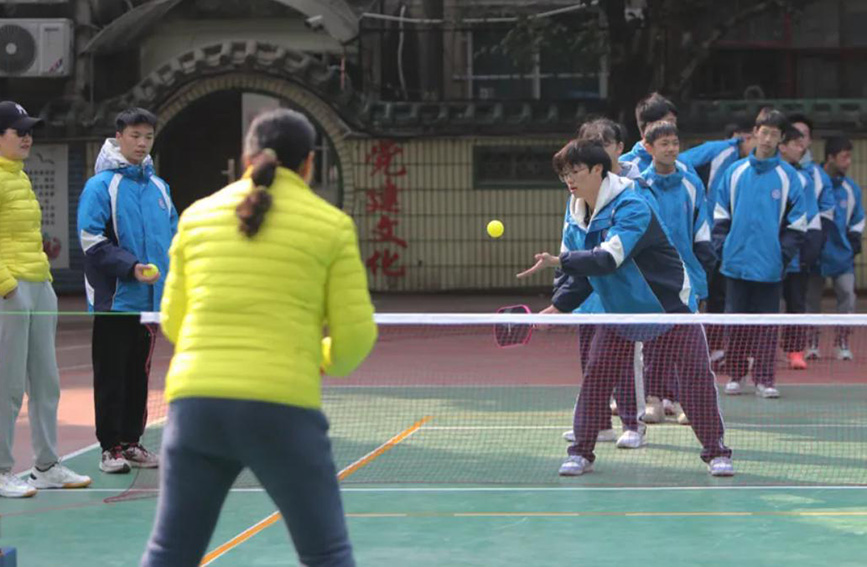 桂林市奎光学校学生学习发球。广西体育局供图