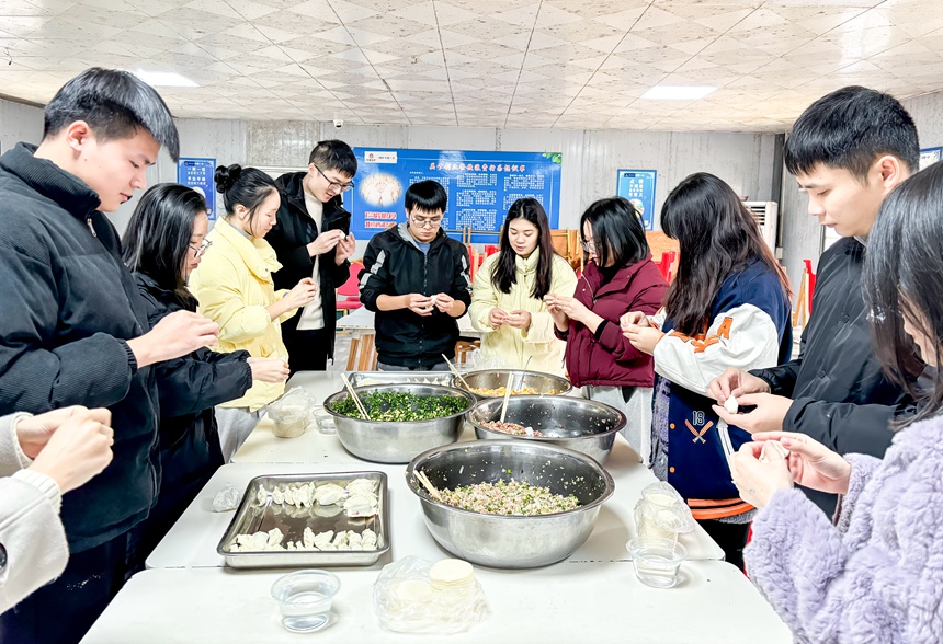 融从高速项目开展冬至包饺子活动。中国一冶供图