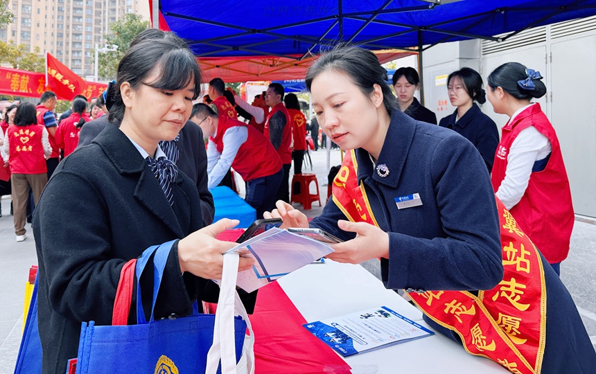 中国电信北流分公司“爱心翼站”的爱心大使走进社区开展防诈反诈宣传。黄绪莲摄