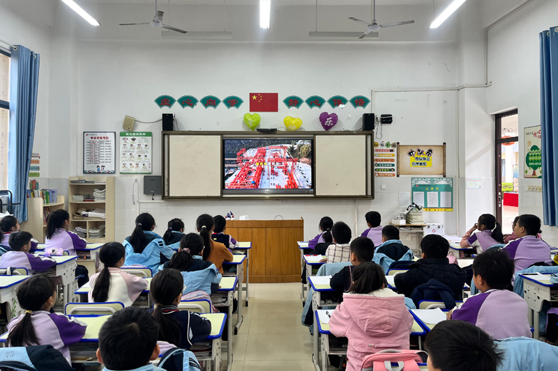 学生们观看乌江特大桥建设纪实片。彭玉容摄