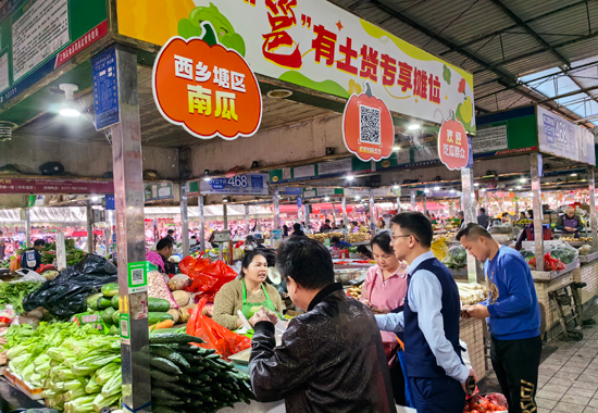 桂林銀行工作人員走訪菜市商戶。桂林銀行供圖