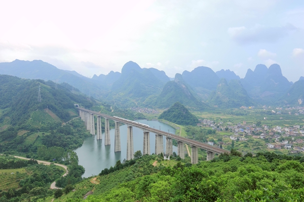 贵广高铁穿梭在阳朔山水间。伍光钦摄