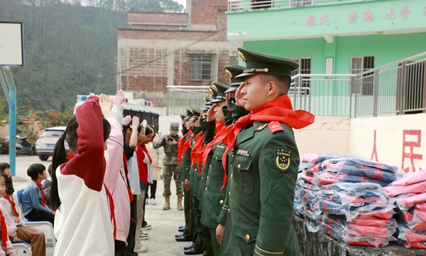 武警官兵与学生互相敬礼。