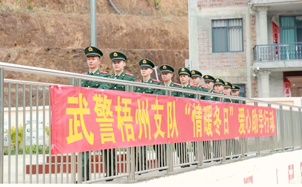 武警官兵走进校园开展活动。