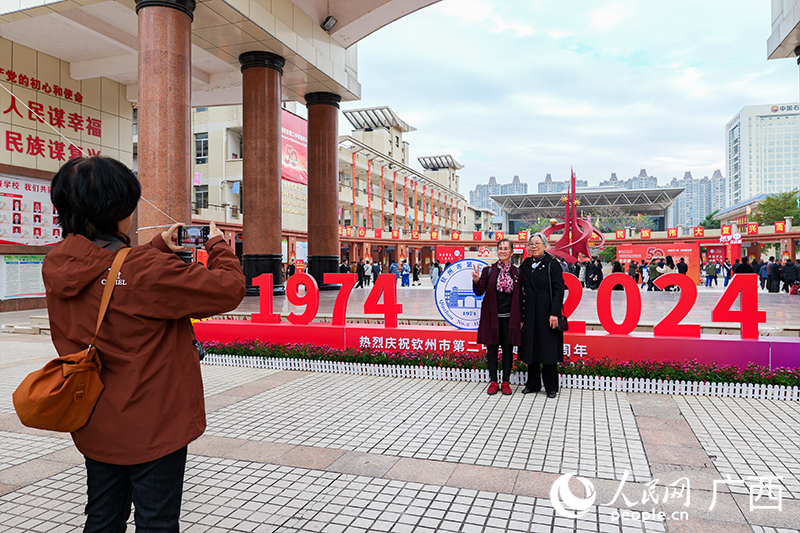 校友重回校园。人民网 梁章晖摄