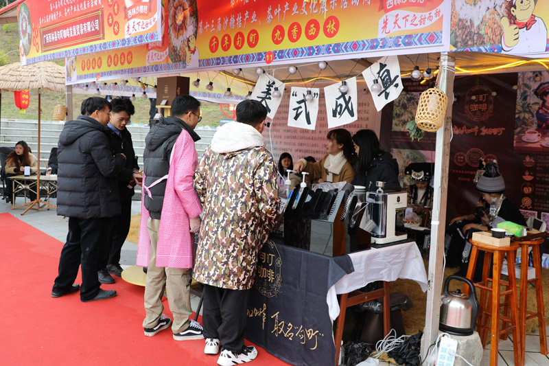 名特优农产品展示区。黄蓝莹摄