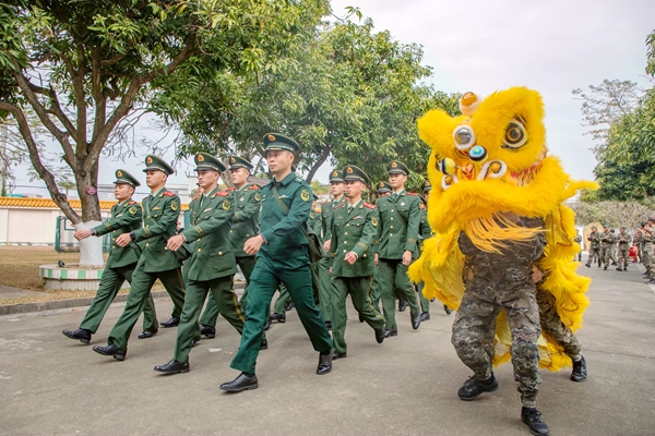 武警官兵通過“舞獅”的方式歡迎新戰友下隊。