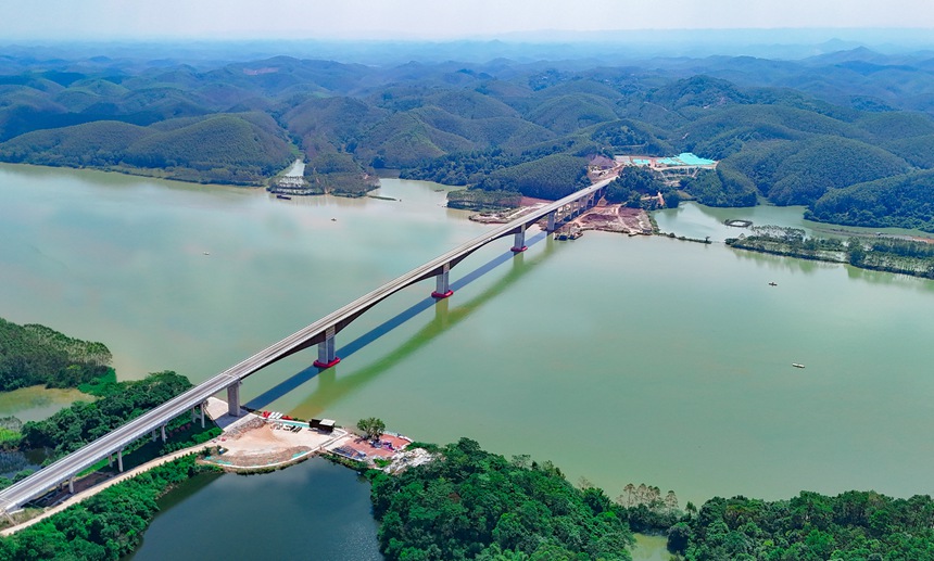 “世界最大跨徑1800型波形鋼腹板連續剛構橋”飛龍大橋。廣西路建集團供圖