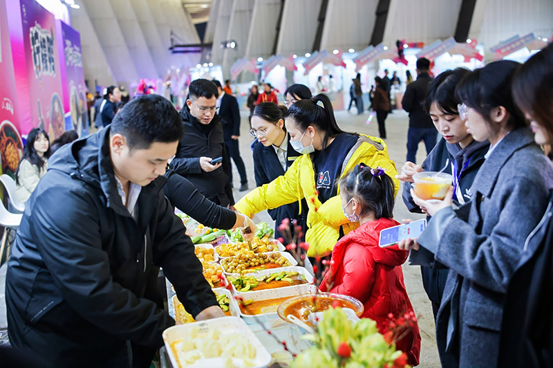 廣西酸嘢吸引了眾多市民品嘗。主辦方供圖