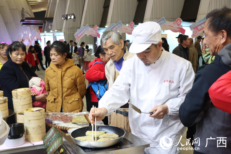 市民逛展。人民網 馮肖慧攝