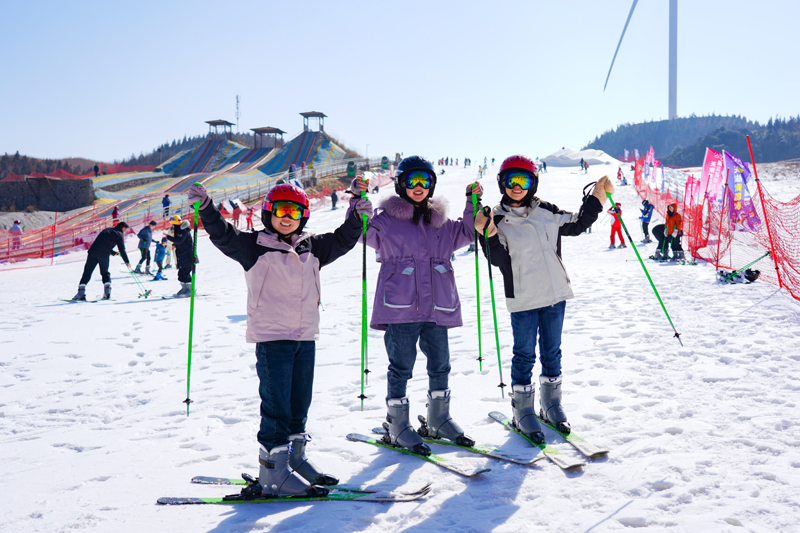 游客盡情體驗滑雪的激情與樂趣。唐廣東攝