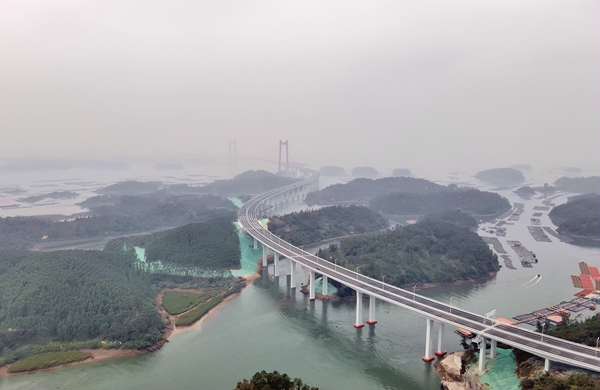 龙门大桥俯瞰。张洪辉摄