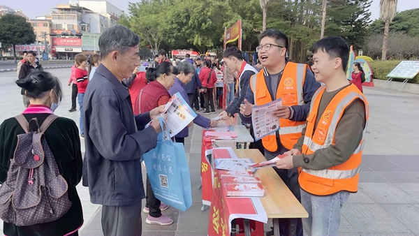 大新公路养护中心宪法宣传人员向群众发放宣传单。黄东摄